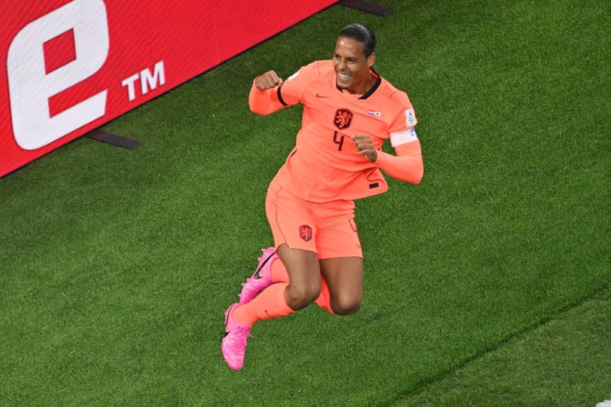 فان دايك يحتفل بلحظة تاريخية مع هولندا في كأس العالم
