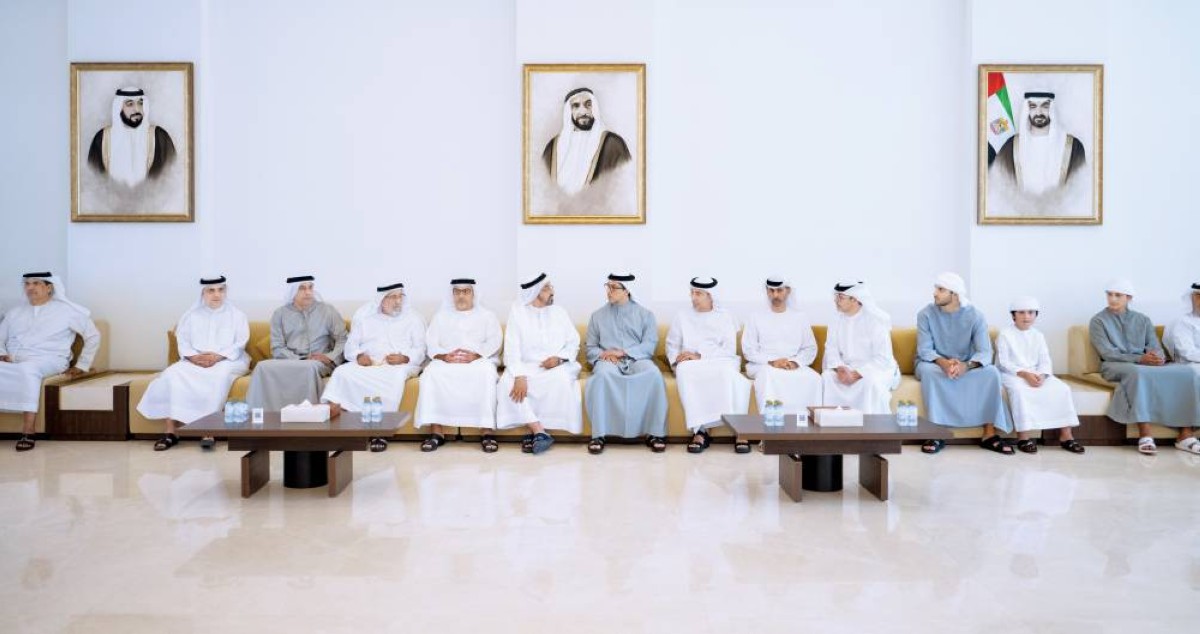منصور وحامد بن زايد خالل تقديم واجب العزاء إلى خالد بالعمى وذوي الفقيد