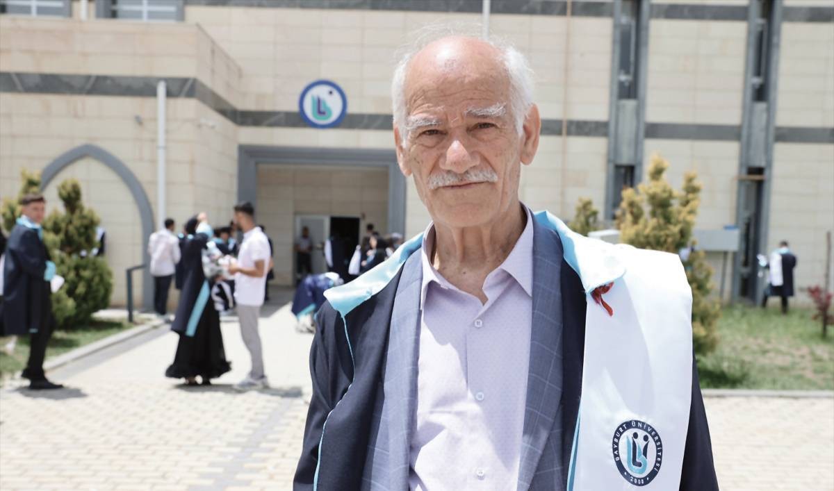شغف العلم يقود سبعينياً إلى منصة التخرج