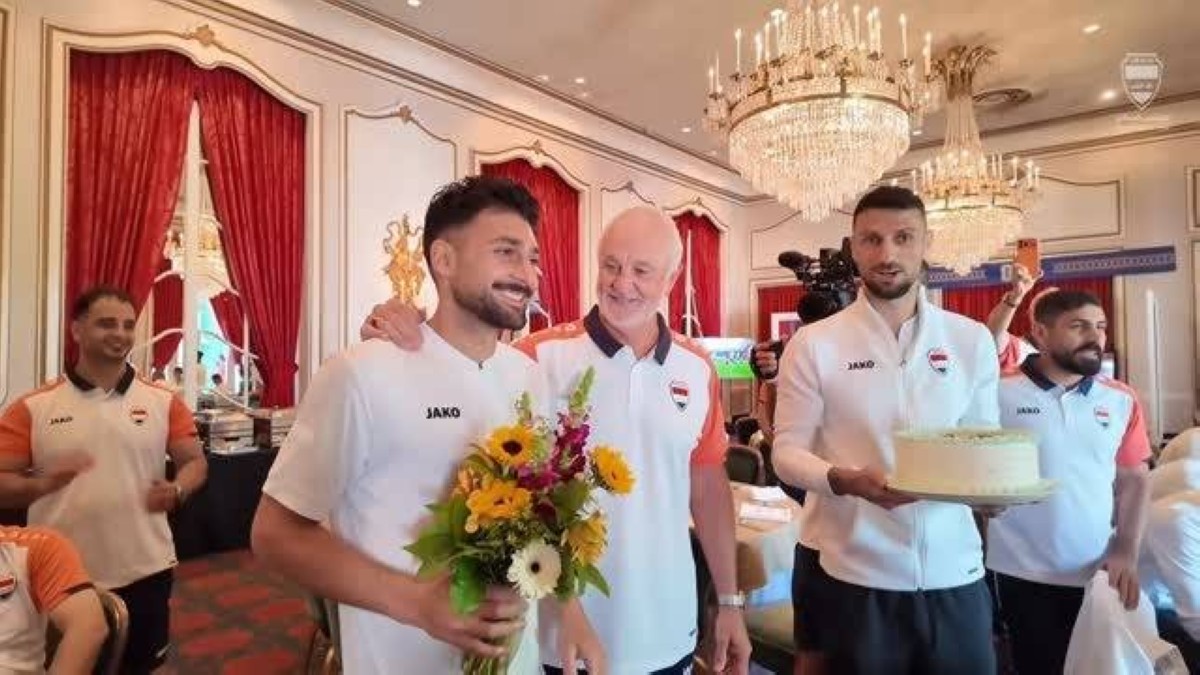 منتخب العراق يحتفل بمولود فرانس بطرس