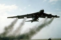 تحطم قاذفة أمريكية "بي -52" بعد إقلاعها من قاعدة في كاليفورنيا