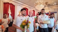 منتخب العراق يحتفل بمولود فرانس بطرس