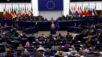 البرلمان الأوروبي يرضخ لضغوط واشنطن ويمرر اتفاقاً تجارياً بضمانات وقائية
