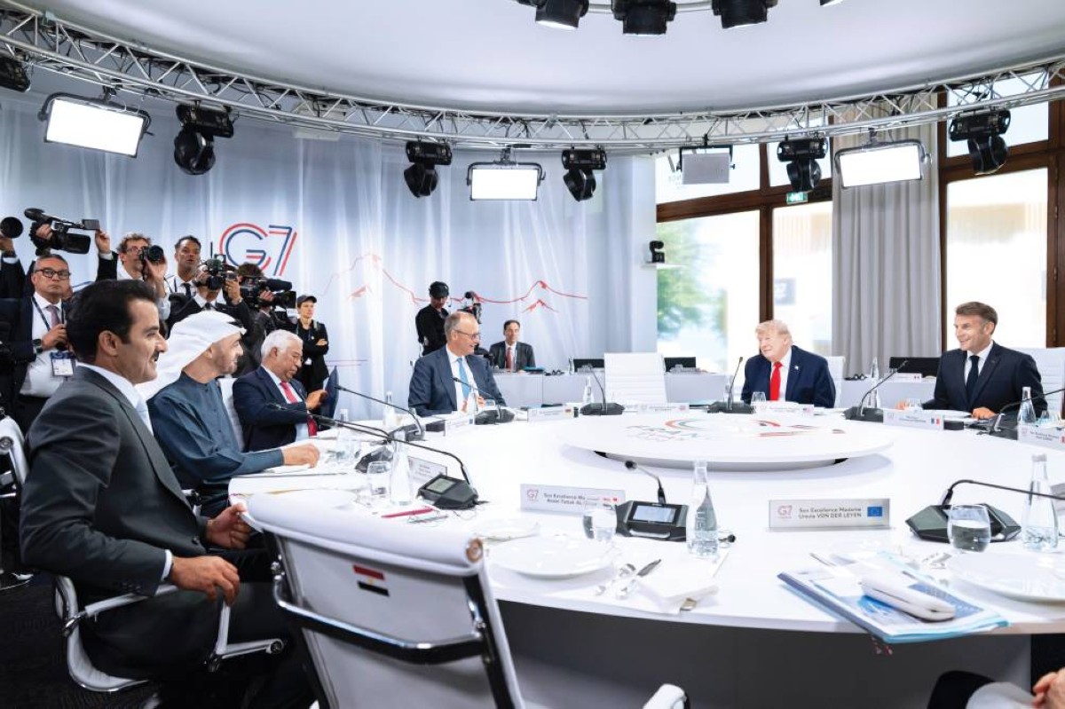 محمد بن زايد ودونالد ترامب وتميم بن حمد وعبد الفتاح السيسي وإيمانويل ماكرون وفريدريش ميرتس وأنطونيو كوستا خلال لقاءات القمة