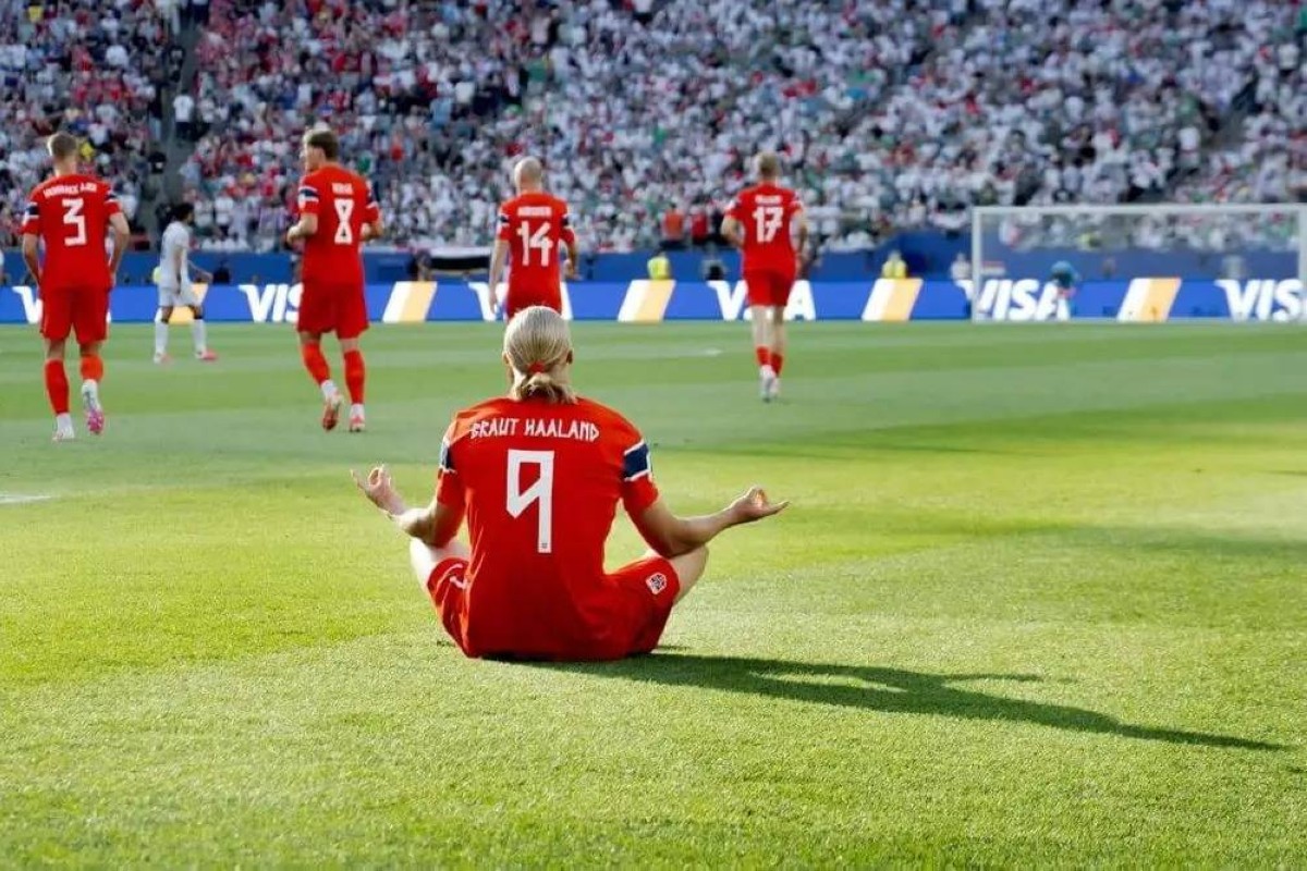 هالاند يكرم والدته في أول ظهور مونديالي
