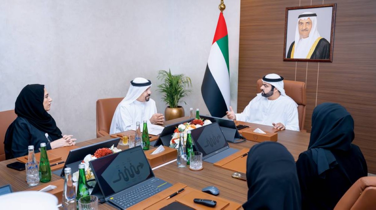 محمد الشرقي خلال استقباله محمد الزيودي وفريق الدائرة