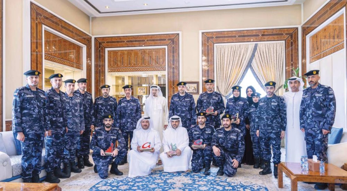 حميد النعيمي متوسطاً المكرمين من شرطة عجمان