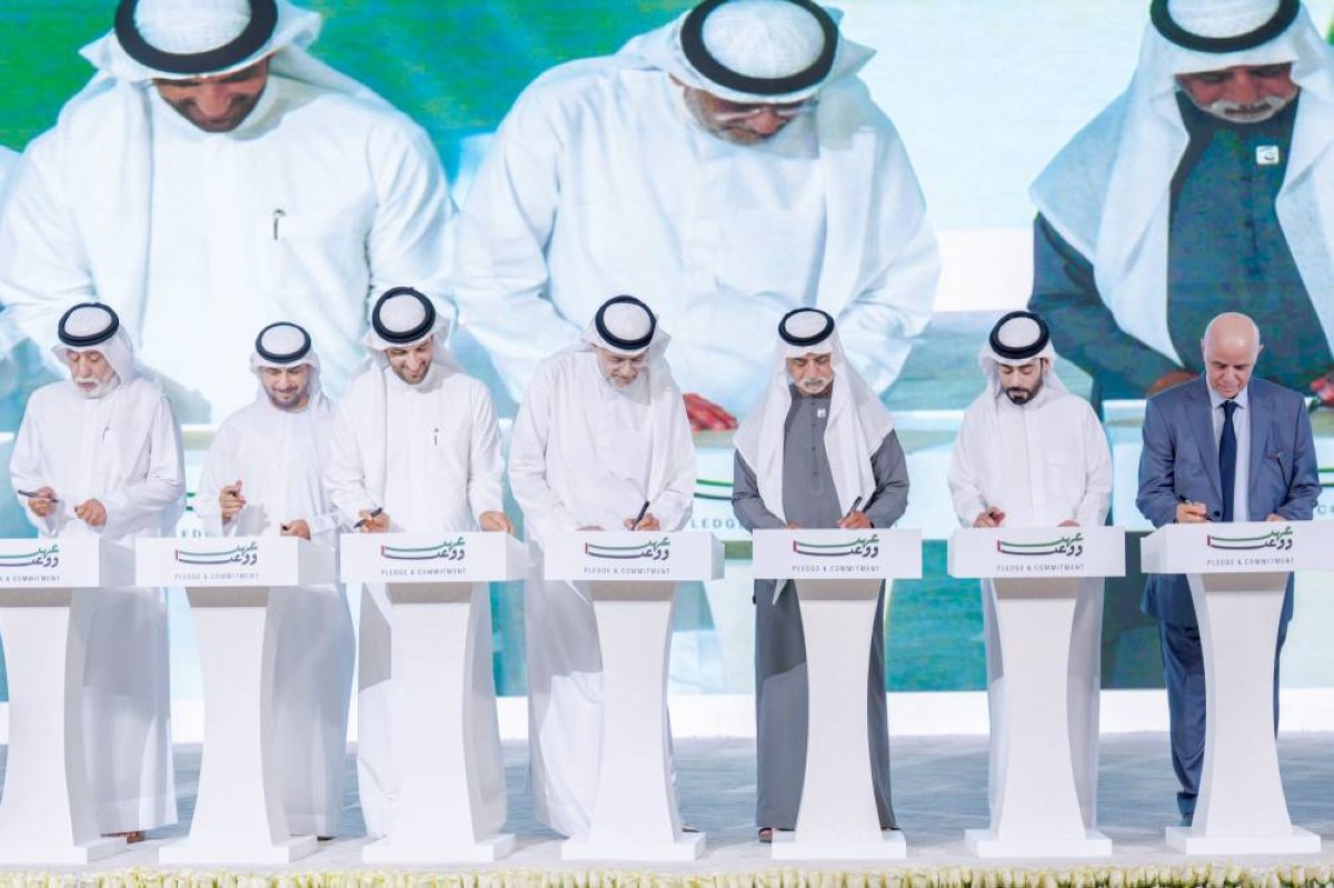 سلطان بن محمد بن سلطان خلال التوقيع على وثيقة «عهد ووعد» بحضور سلطان بن أحمد ونهيان بن مبارك
