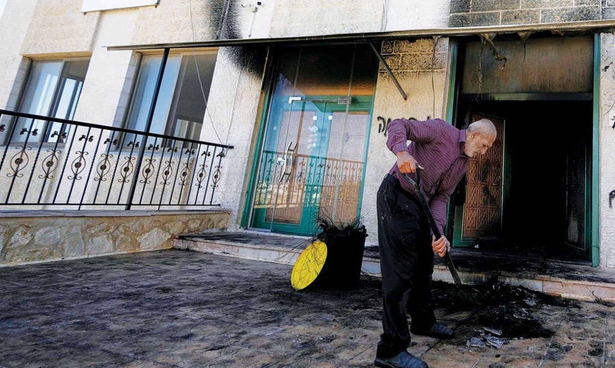 مستوطنون يحرقون مسجدين في الضفة الغربية