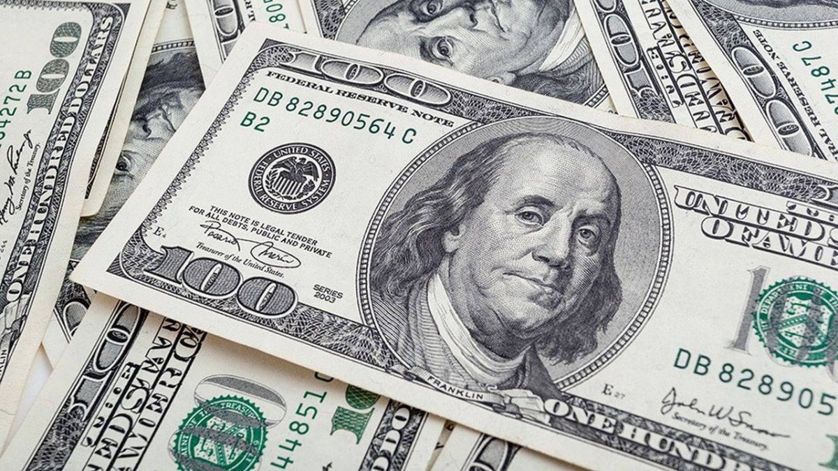 الدولار عند أعلى مستوى في عام وسط رهانات رفع الفائدة