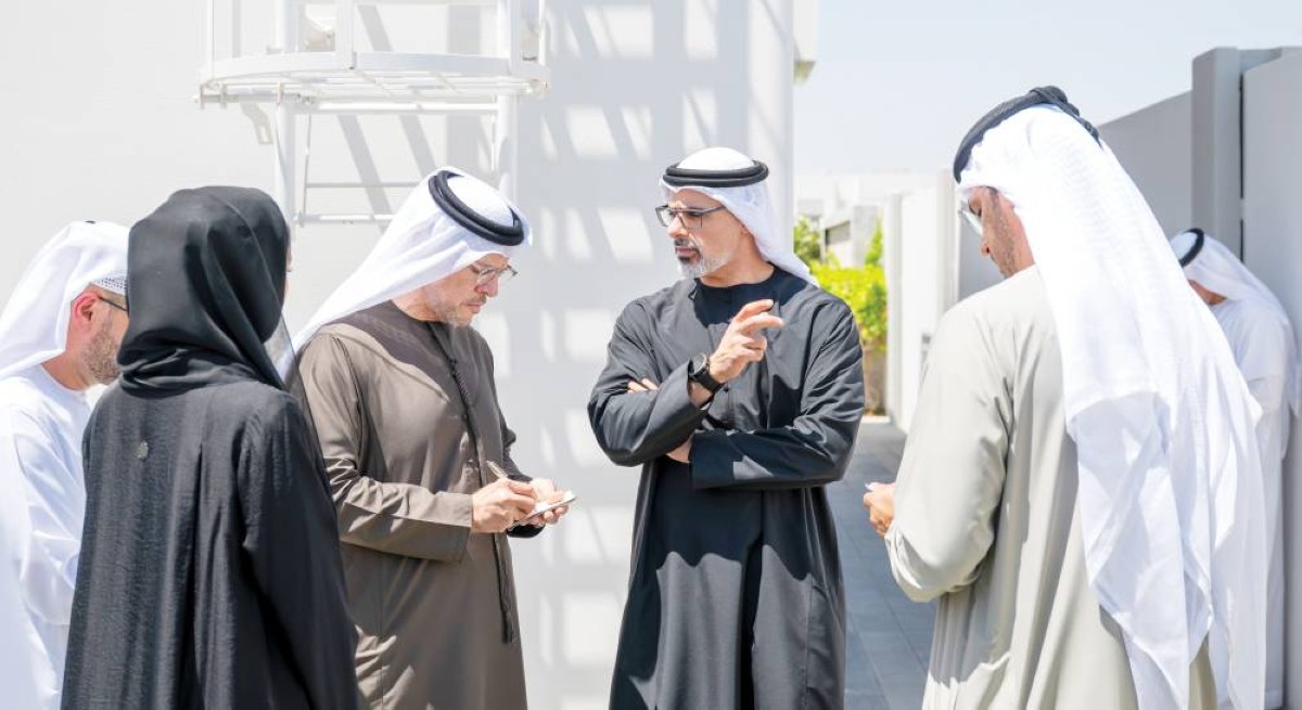سموه يستمع إلى مواصفات المشروع