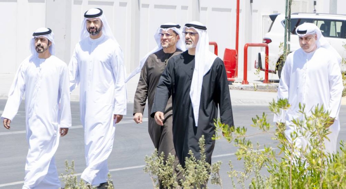 خالد بن محمد خلال التدشين بحضور خليفة بن طحنون ومحمد الشرفا وسيف غباش