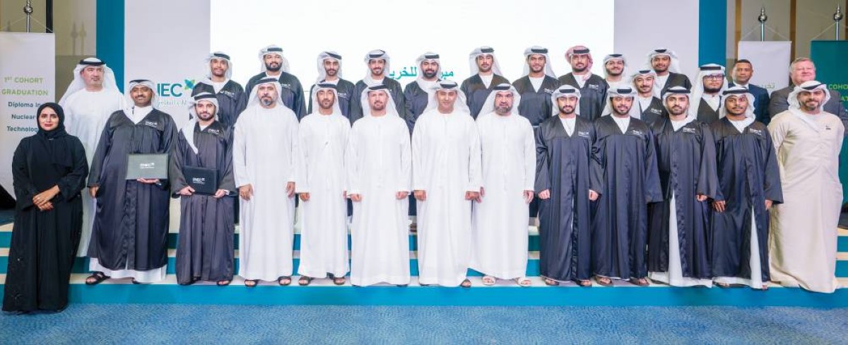 محمد الحمادي والخريجون خلال الحفل