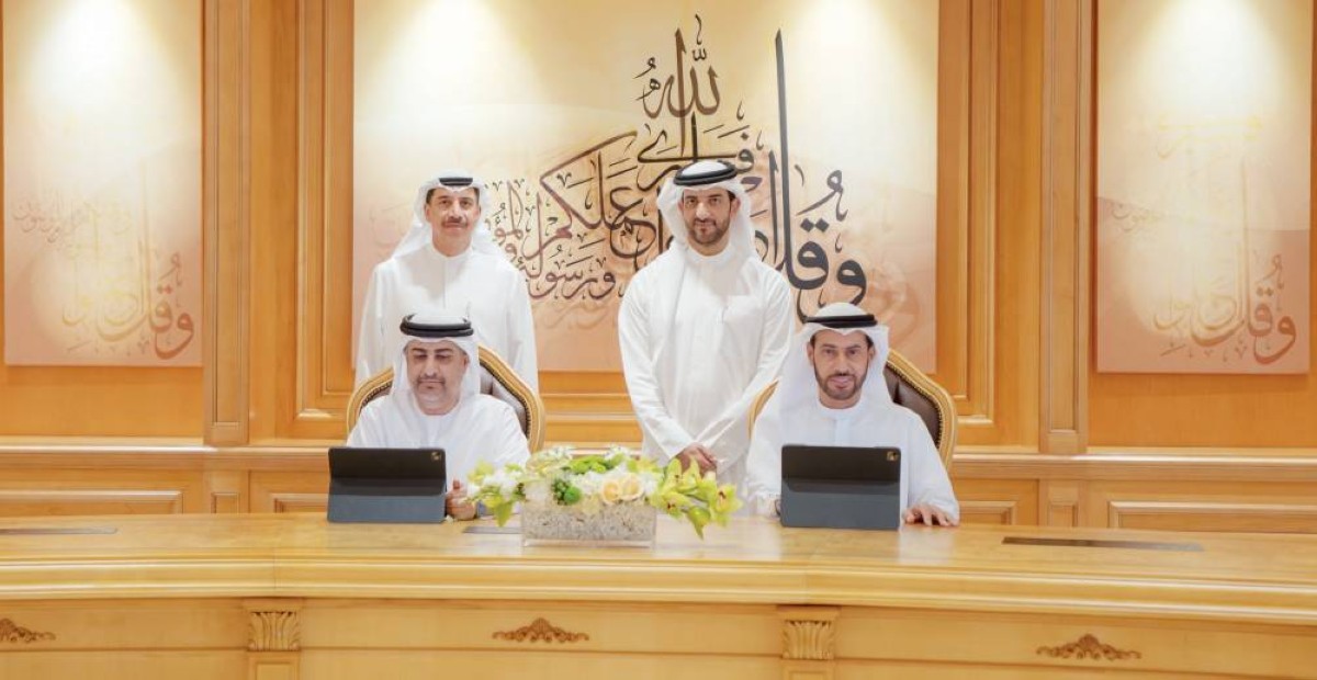 سلطان بن أحمد وعيسى كاظم خلال توقيع محمد الكعبي وعمر المهيري على المذكرة