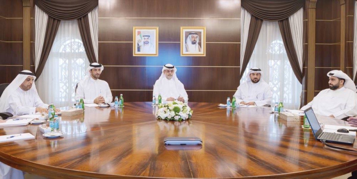 سلطان بن محمد بن سلطان مترئساً الاجتماع بحضور سلطان بن أحمد