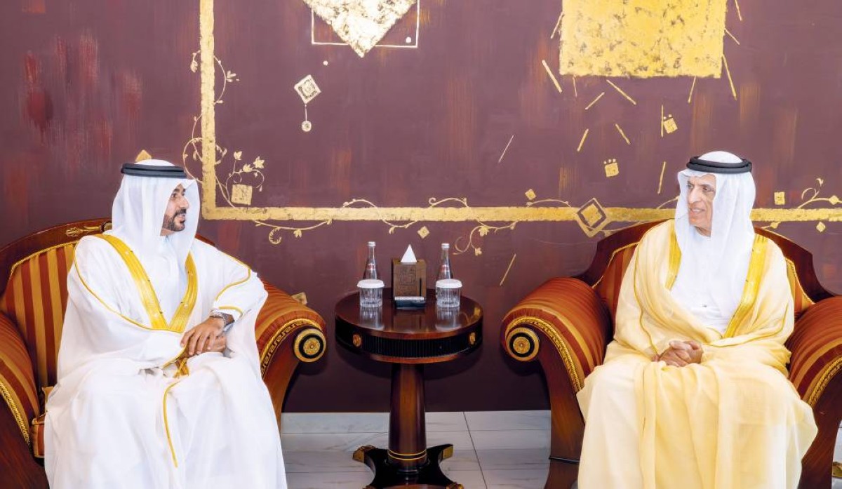 سعود بن صقر خلال استقباله طلال فخرو