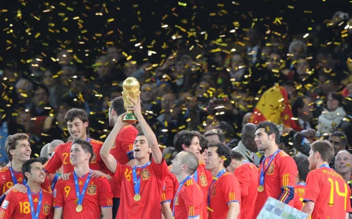 منتخب إسبانيا لعب نهائي جوهانسبرغ بالأزرق وغير زيه عند الصعود على منصة التتويج