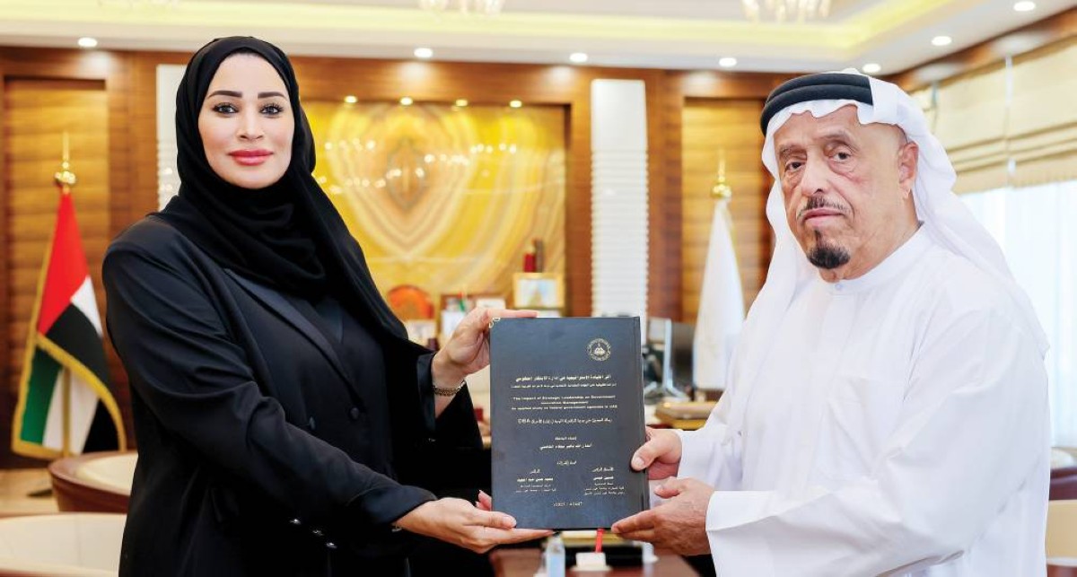 ضاحي خلفان خلال تسلمه الرسالة