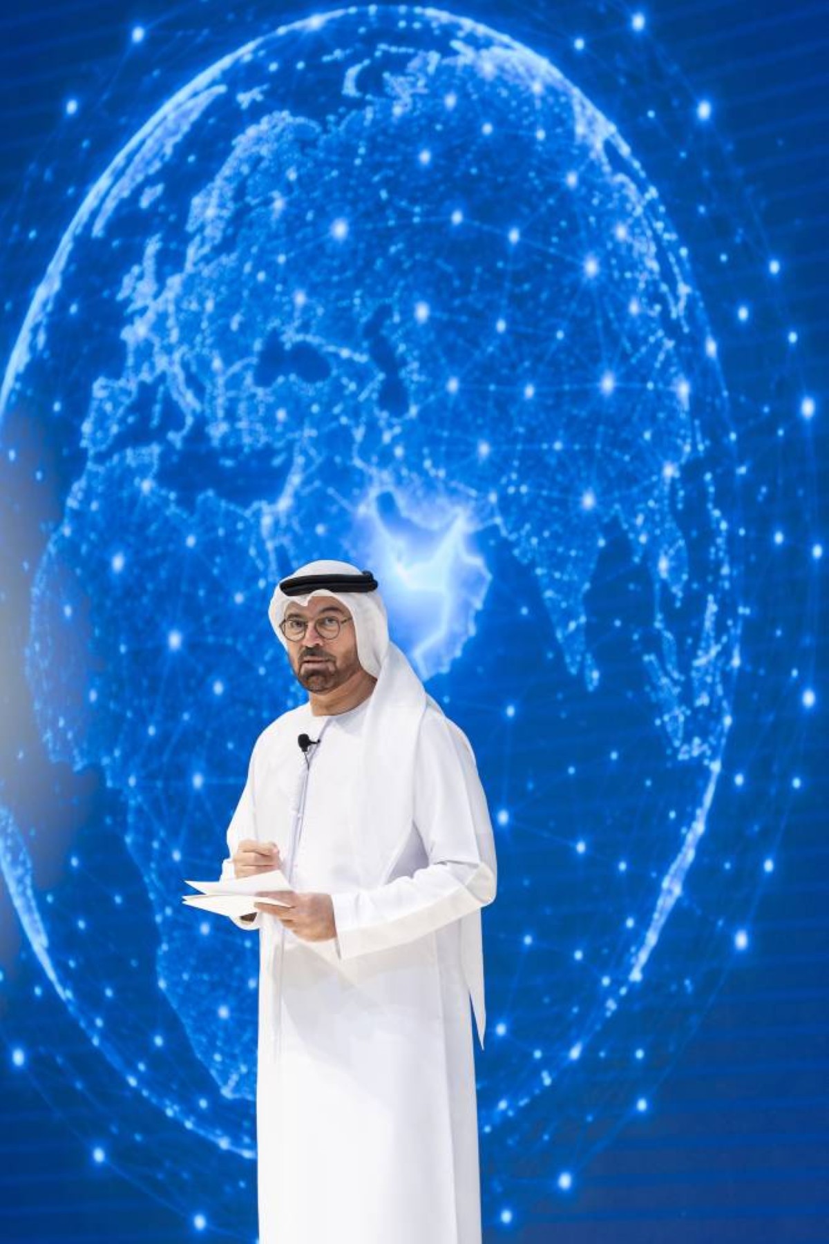 معالي محمد القرقاوي متحدثاً خلال الورشة
