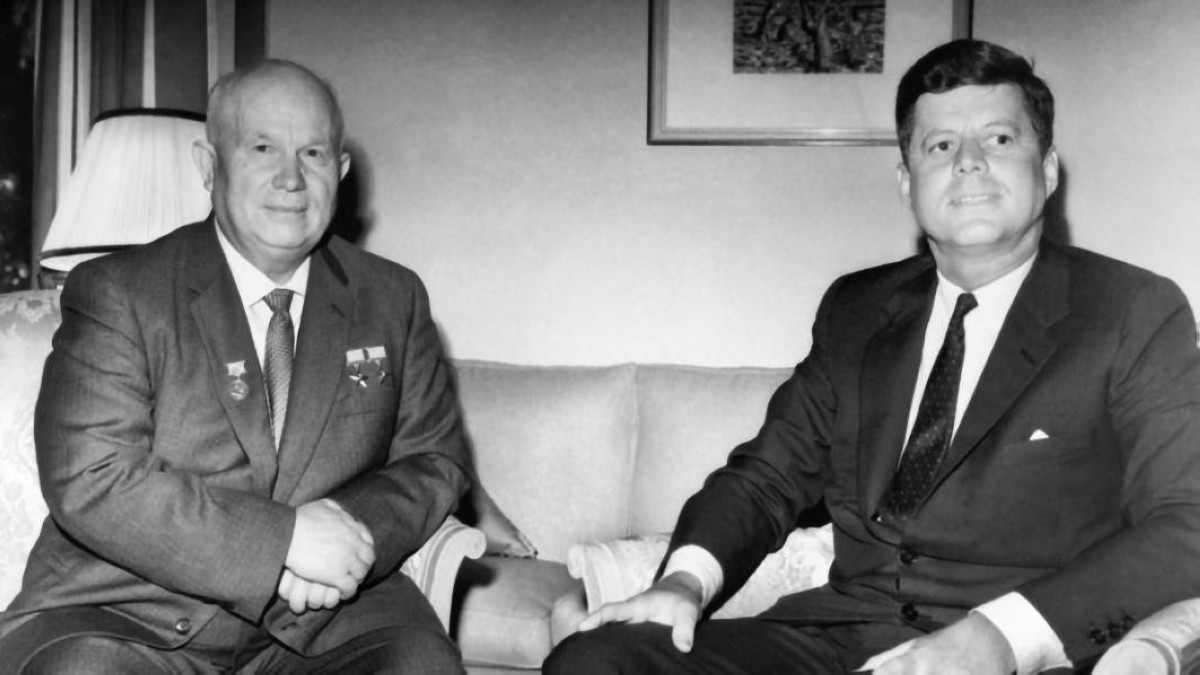 1963-  ربط الولايات المتحدة والاتحاد السوفييتي بخط هاتف ساخن خلال الحرب الباردة.