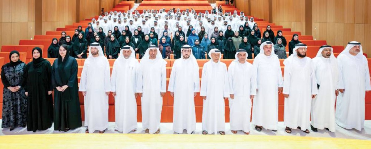 سعيد الطاير متوسطاً الخريجين