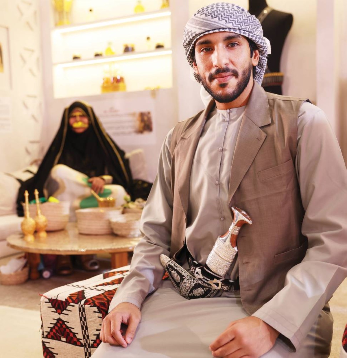  نهيان المنصوري والتعريف بعناصر الموروث 