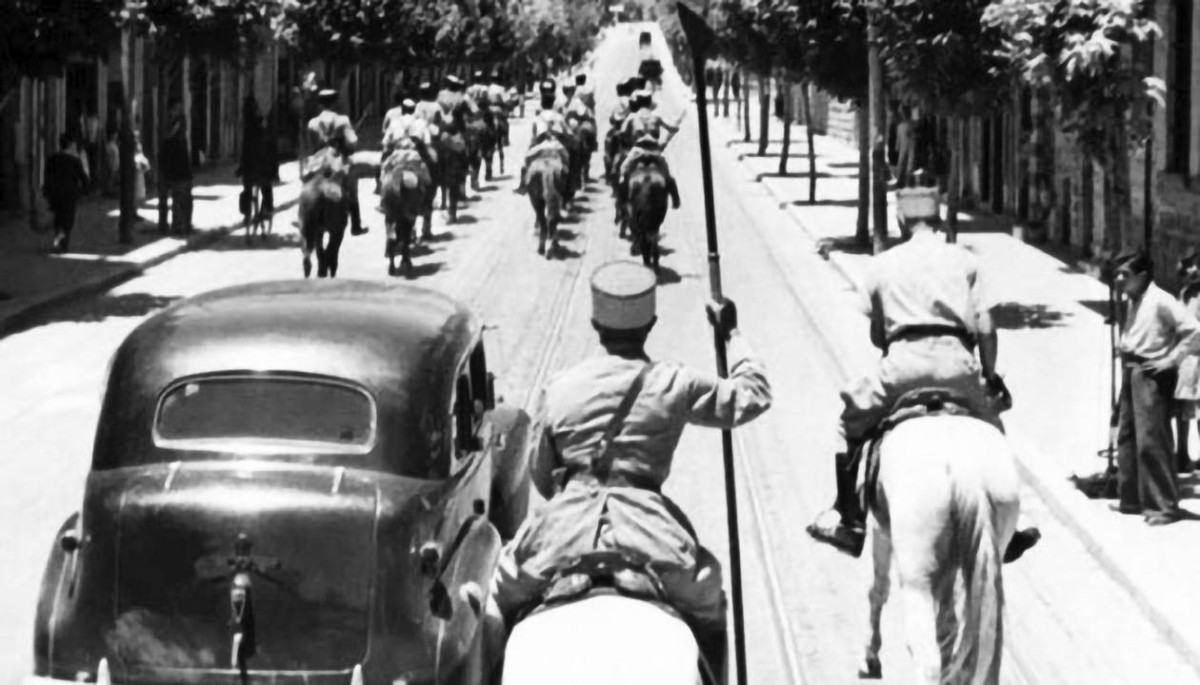 1941 -   سقوط دمشق بأيدي القوات البريطانية والفرنسية.