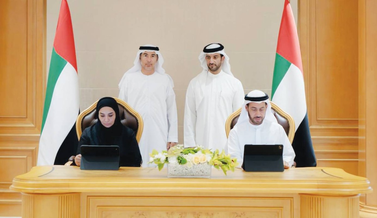سلطان بن أحمد يشهد توقيع مذكرة تفاهم بين دائرة القضاء والمصرف المركزي