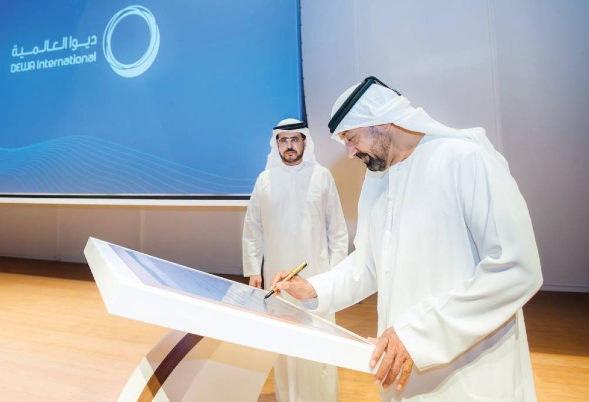 أحمد بن سعيد خلال التوقيع على إعلان الشركة بحضور سعيد الطاير