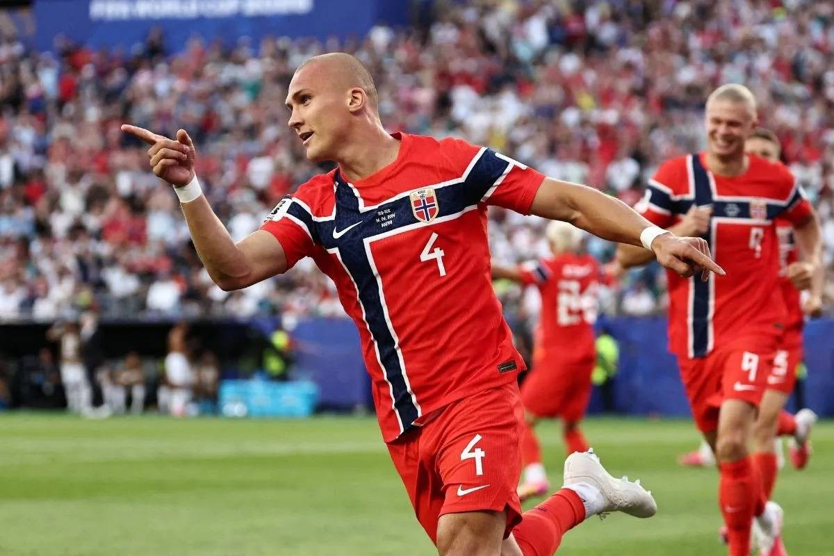 كأس العالم يجبر أوستيجارد على متابعة ولادة نجله عبر الفيديو