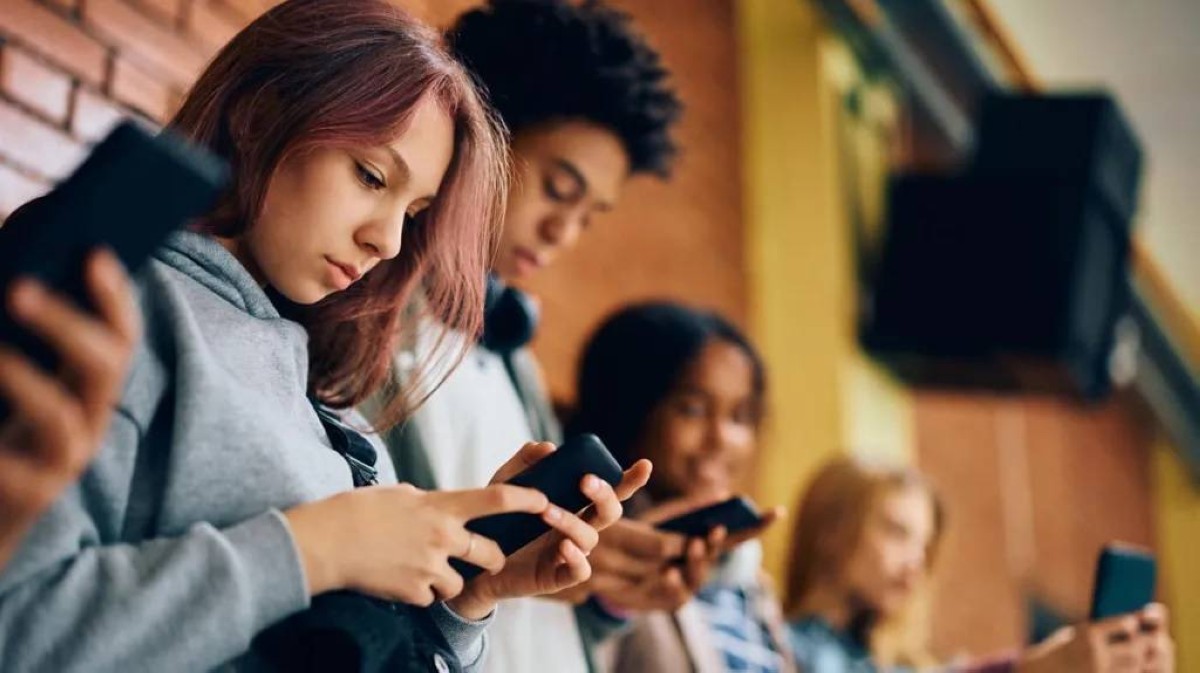 التشيك تفرض حظراً وطنياً على الهواتف داخل الفصول الدراسية