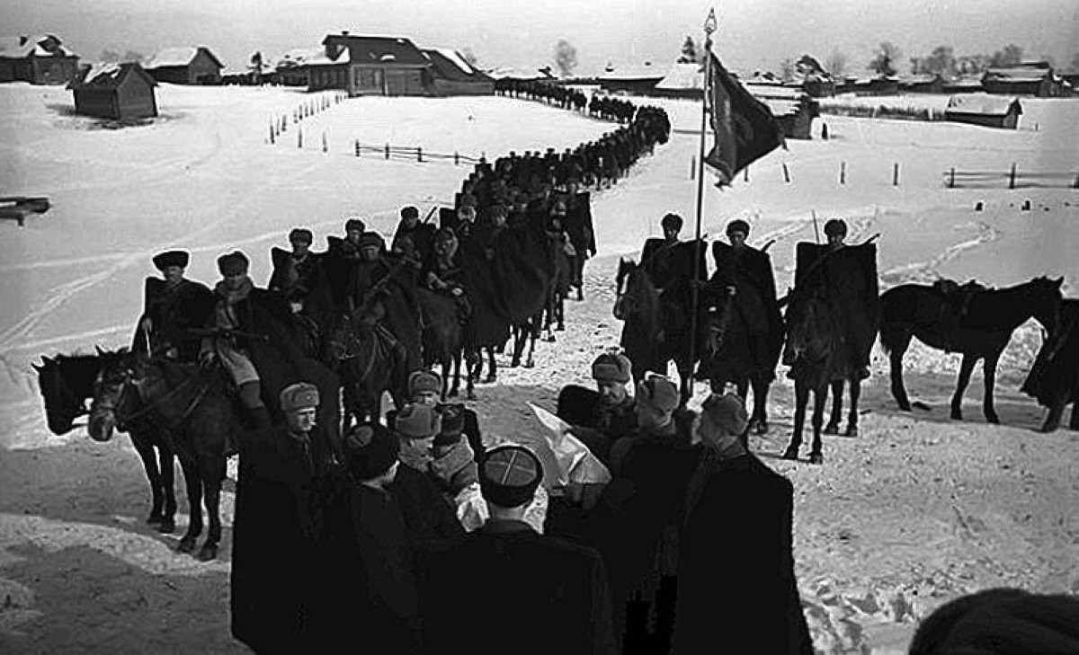 1941 بدء الهجوم الألماني على موسكو بمشاركة 4.5 ملايين جندي من قوات المحور.
