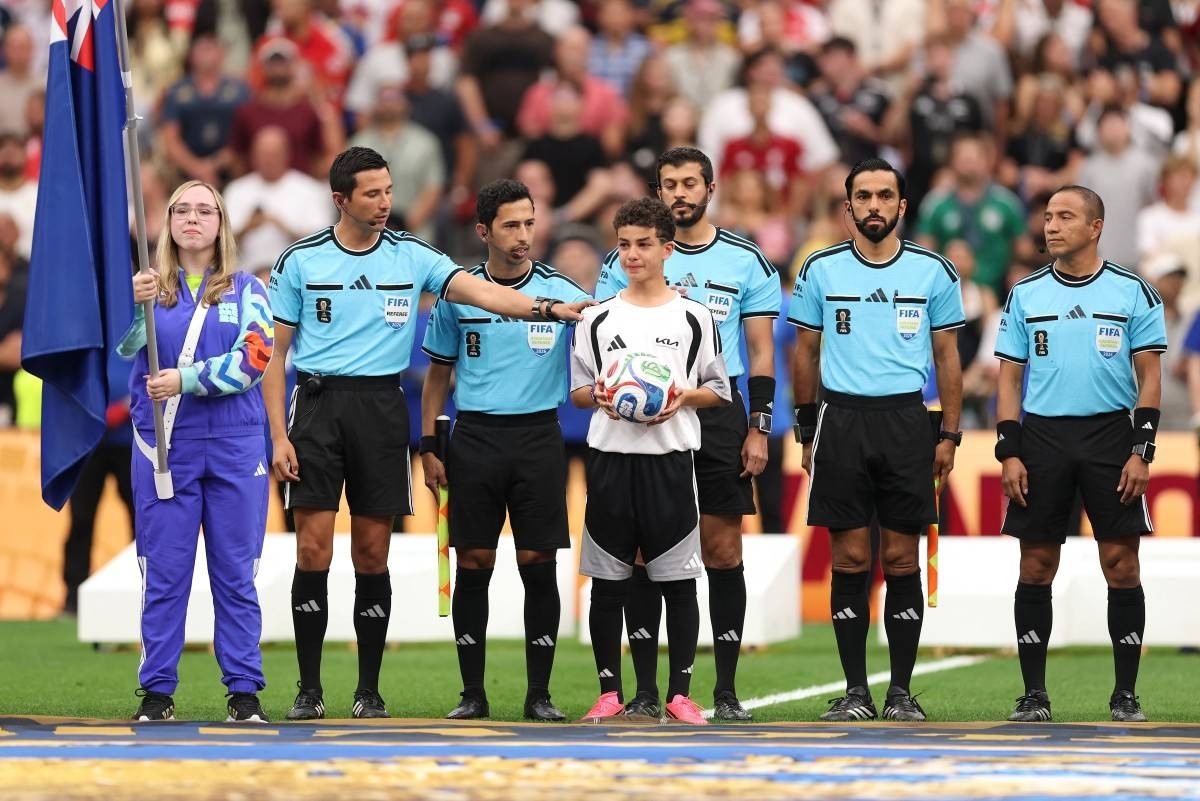 عمر آل علي يسجل حضوراً تاريخياً في مباراة مصر ونيوزيلندا