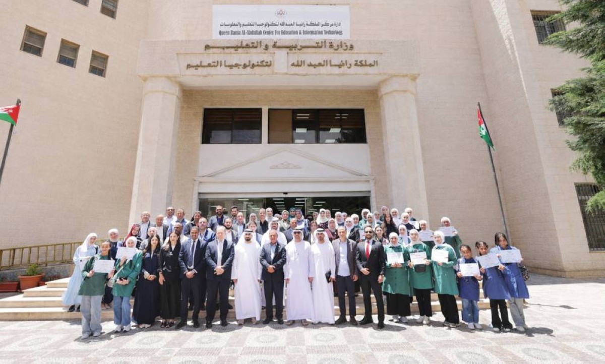 وفد المدرسة الرقمية مع المعلمين والطلاب المشاركين بمبادرات مشروع المدرسة في الأردن