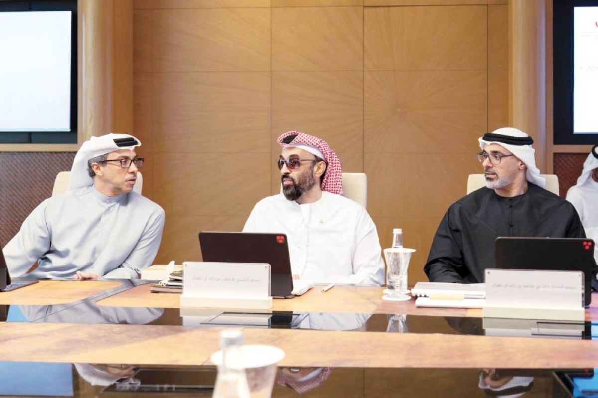 منصور بن زايد وخالد بن محمد وطحنون بن زايد خلال الاجتماع