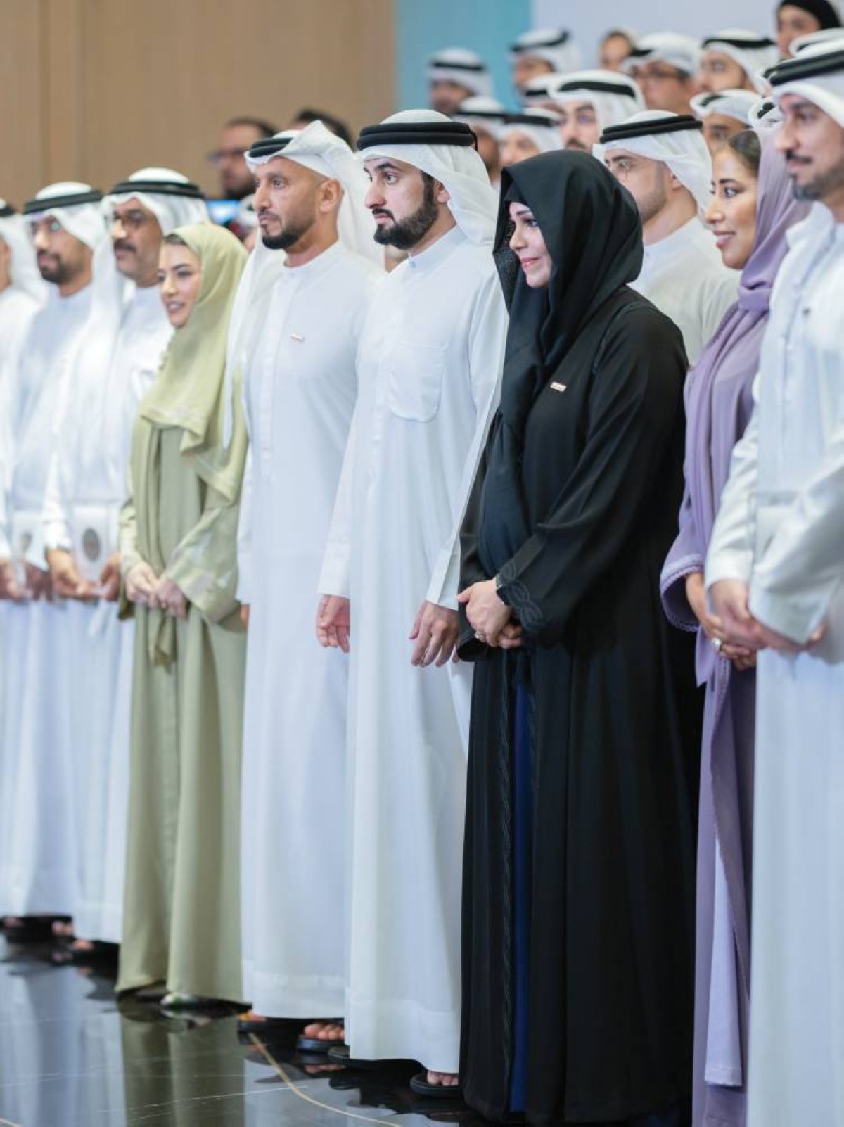 أحمد بن محمد خلال التكريم بحضور لطيفة بنت محمد وعبدالله آل حامد ومنى المري ومريم الملا وعبدالله بن دلموك
