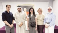 جمال بن حويرب مع عدد من الخريجين