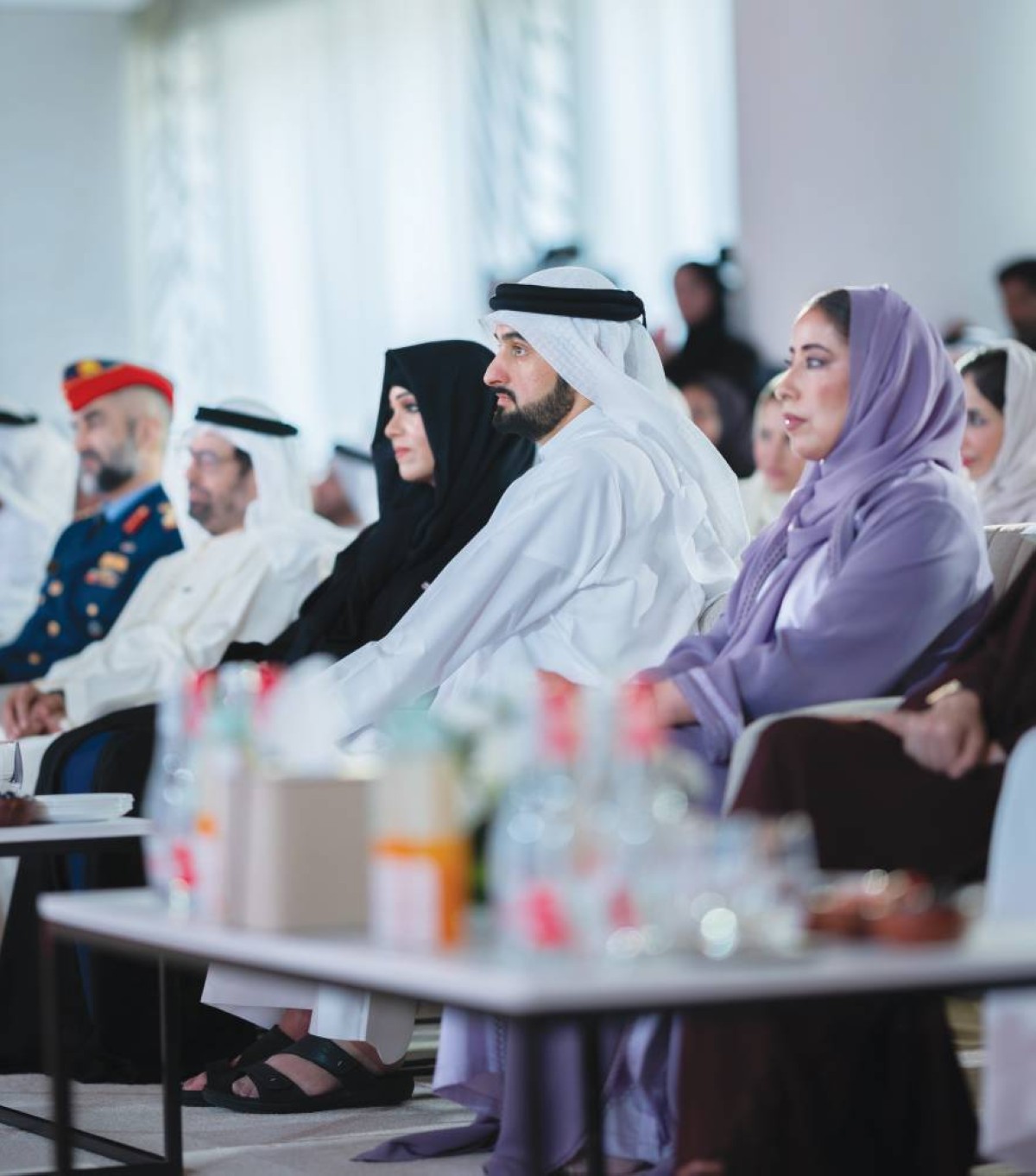 أحمد بن محمد خلال فعاليات المنتدى بحضور لطيفة بنت محمد ومنى المرّي وعلي النعيمي