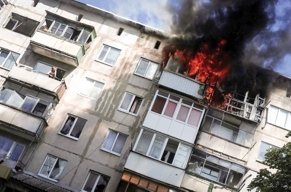 اشتعال النيران في مبنى سكني إثر هجوم روسي بالمسيّرات على بلدة دروجكيفكا في دونيتسك