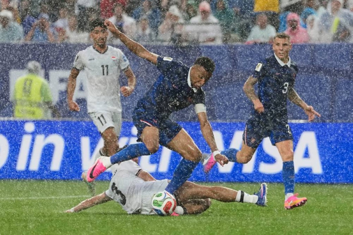 توقف مباراة فرنسا والعراق في كأس العالم بسبب الأحوال الجوية