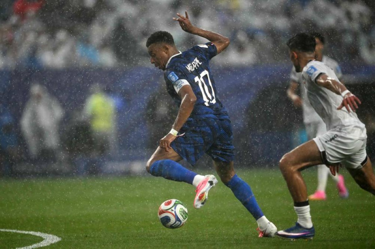 بعد توقف مباراة فرنسا والعراق.. ماذا يقول بروتوكول العواصف الرعدية في كأس العالم؟