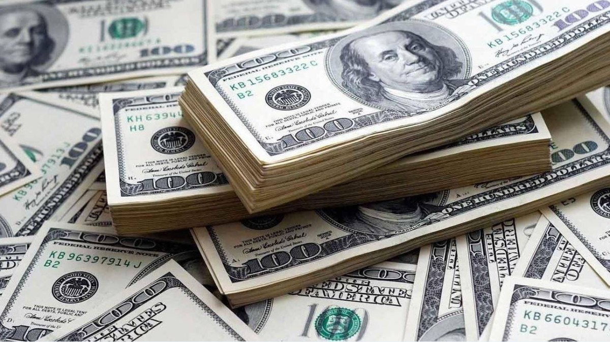 الدولار يتماسك وسط توقعات رفع الفائدة الأمريكية وانتعاش النفط