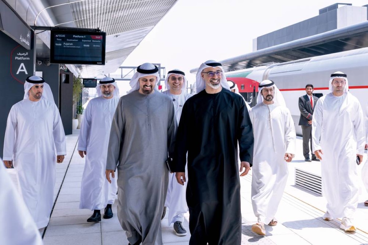 خالد بن محمد خلال تفقد المحطة بحضور ذياب بن محمد وخليفة بن طحنون ومحمد المبارك