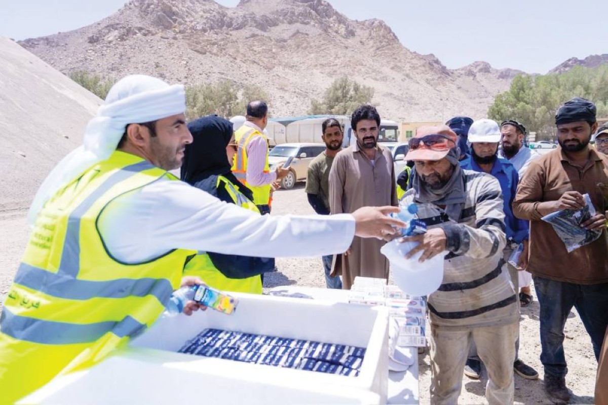 خلال توزيع مستلزمات الصيف بالفجيرة