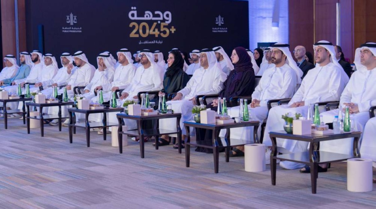 مريم الحمادي وحمد الشامسي وهدى الهاشمي والمسؤولون خلال الملتقى