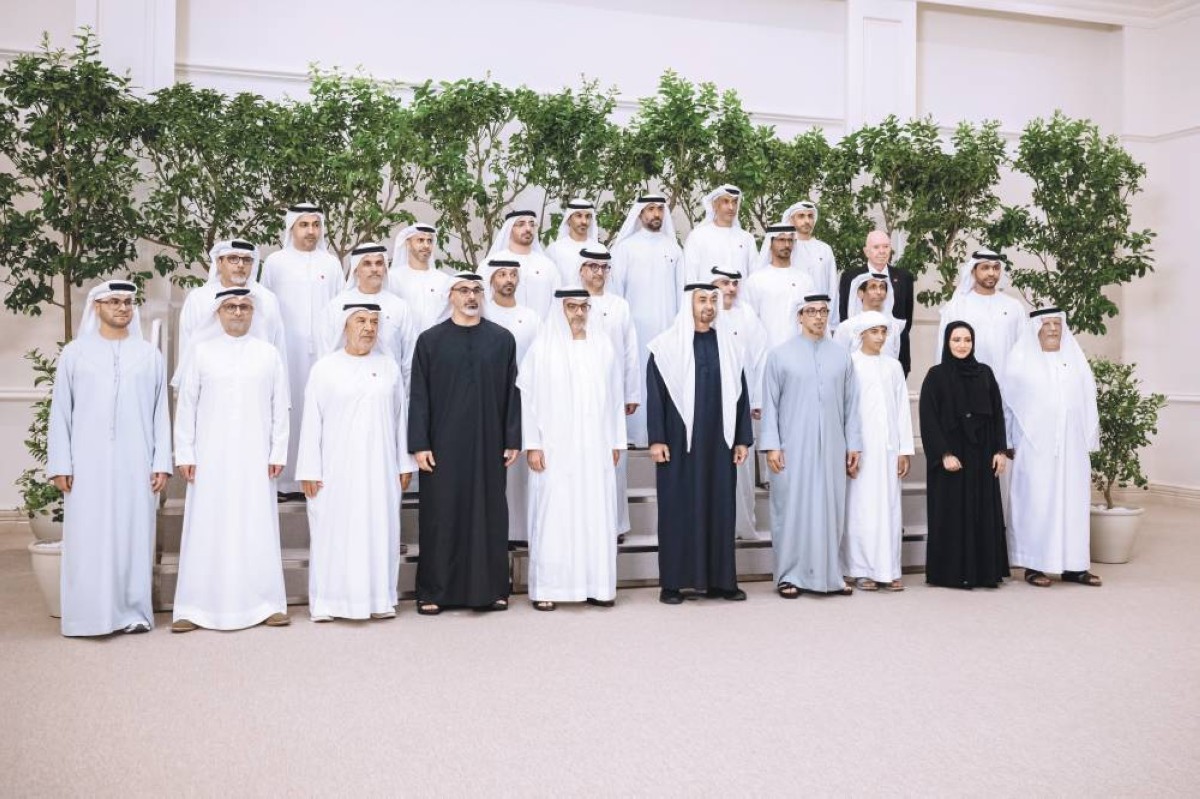 محمد بن زايد خلال استقبال وفد «أبوظبي للاستثمار» بحضور منصور بن زايد وخالد بن محمد بن زايد وحامد بن زايد وأحمد المزروعي وجاسم الزعابي وخليل الخوري 