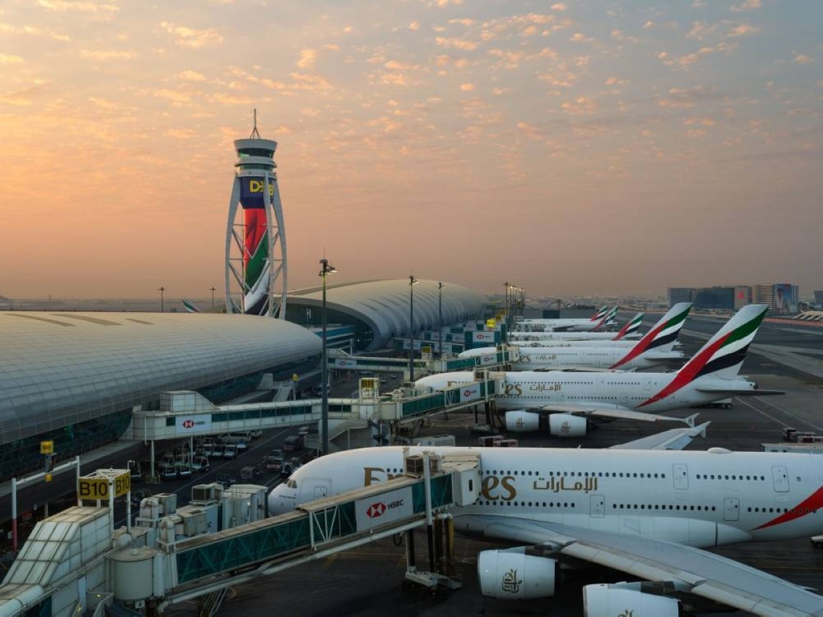 علم الإمارات يزين برج المراقبة بمطار دبي الدولي
