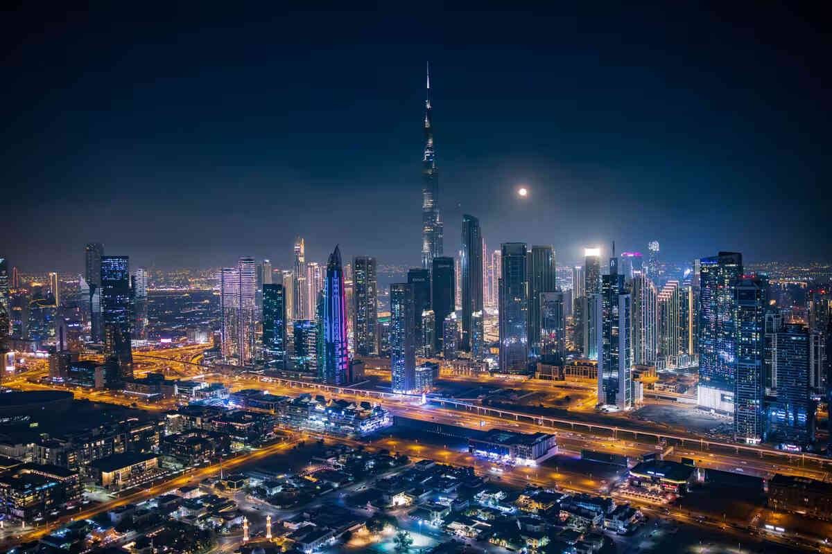 دبي القابضة تدرس الاستحواذ على حصة في «Hscale»