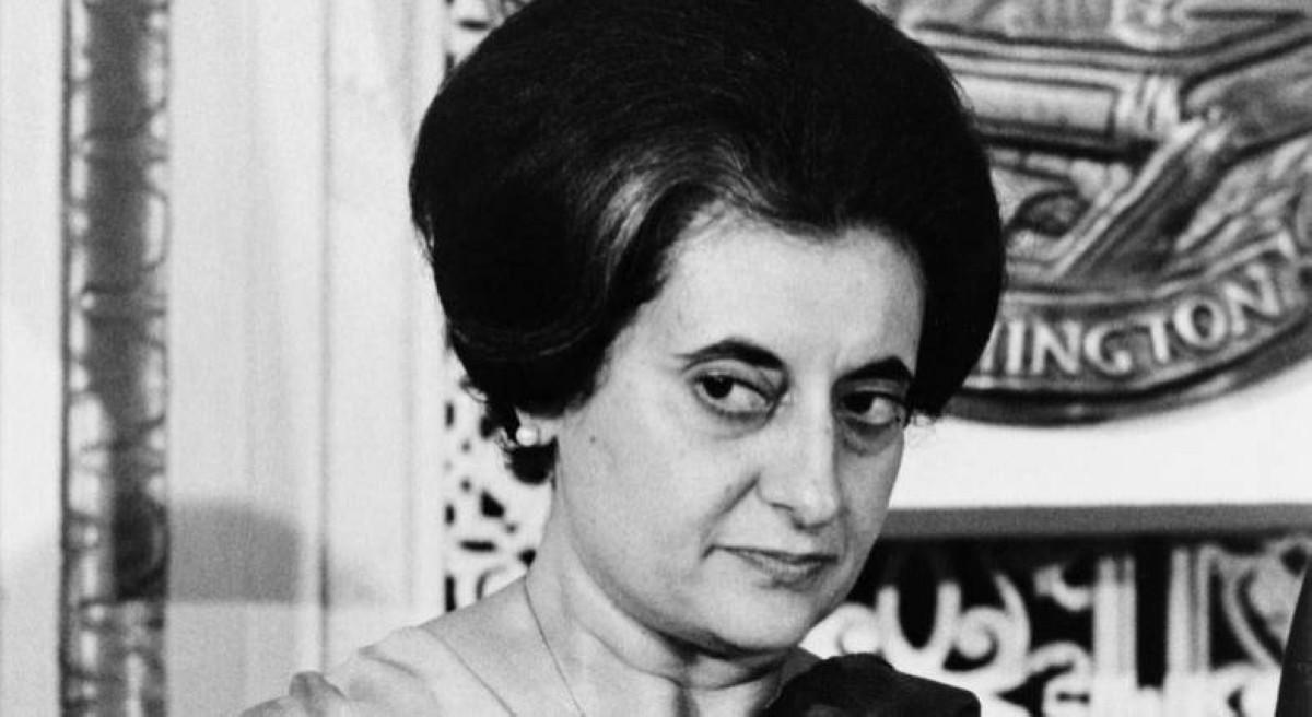 1975 -  رئيسة وزراء الهند أنديرا غاندي تعلن حالة الطوارئ وتعلق الدستور والانتخابات.