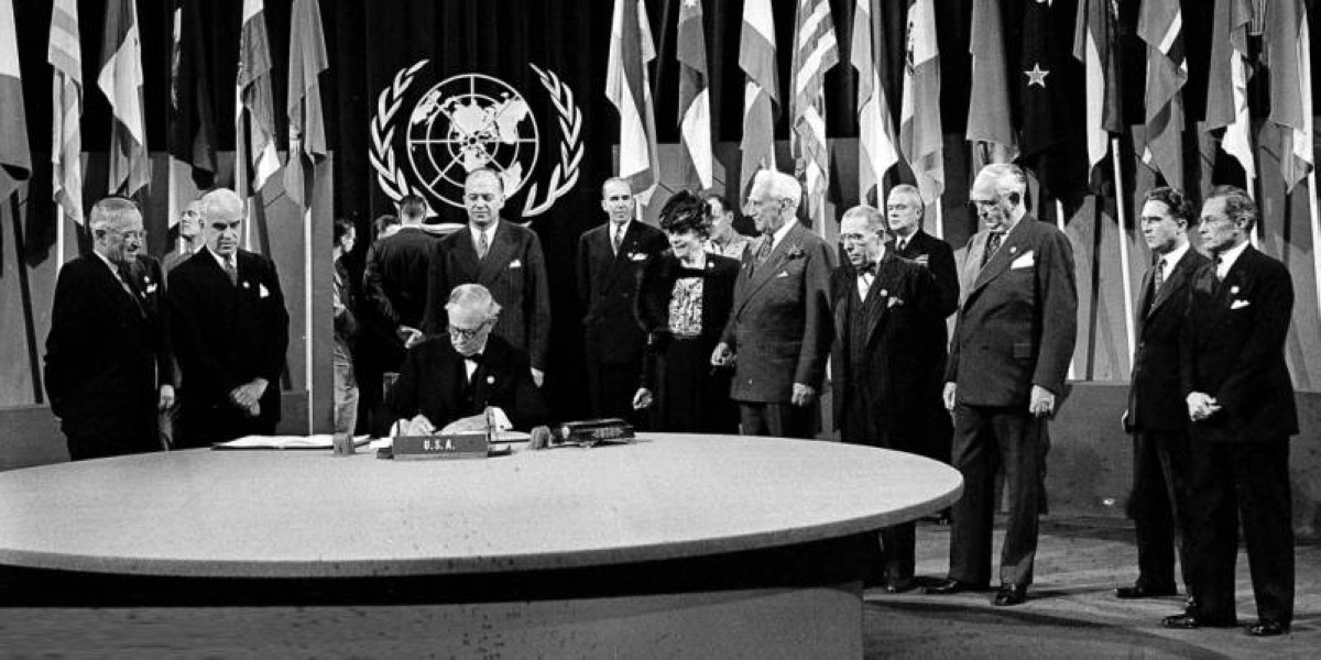 1945 -  التوقيع على ميثاق الأمم المتحدة في سان فرانسيسكو.